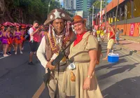Cangaço na folia: Lampião e Maria Bonita aparecem armados no Fuzuê imagem