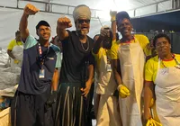 Carlinhos Brown faz surpresa e visita setor de reciclagem após show no Carnaval