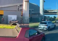 Motorista capota carro ao lado do metrô de Salvador; assista vídeo imagem