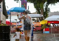 Chuva forte marca primeiro dia de Carnaval no Pelourinho