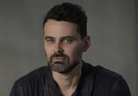 Ator da Globo é detonado por visual inusitado e rebate: “Vai à merda” imagem
