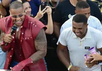 Davi Brito sobe no trio de Leo Santana e detalhe chama a atenção; VÍDEO imagem