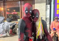 Do cinema para as ruas: dupla faz sucesso de 'Deadpool' no Carnaval imagem