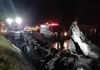 Duas pessoas morrem em acidente após colisão de carretas em rodovia na Bahia imagem