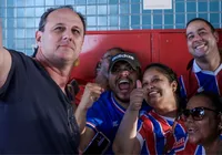 Elenco do Bahia recebe apoio da torcida em embarque para Montevidéu