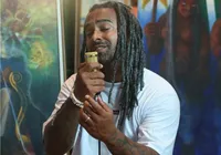 Em ensaio gratuito, Ara Ketu apresenta seu novo vocalista, Guga Camafeu imagem