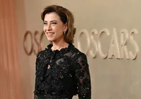 Fernanda Torres aposta em look marcante para o Oscar 2025 imagem