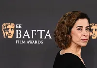Fernanda Torres recebe beijo de Pamela Anderson no BAFTA; vídeo imagem