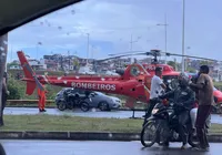 Helicóptero pousa no meio da rua para atender grave acidente em Salvador; assista imagem