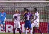 Jogador do Jacuipense leva vermelho após 'peteleco' em atleta do Bahia imagem