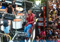 Léo Santana interrompe desfile e revolta fãs: "Desrespeito" imagem