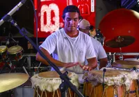 Marcelo Sangalo rouba cena como percussionista no trio de Ivete