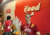 Marcos Pigossi celebra 1º filme ao lado do marido imagem