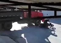 Motociclista morre atropelado após bater em caminhão na Bahia