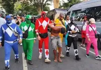 Policiais vestidos de Power Rangers prendem homem no Carnaval de SP