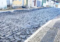 Asfalto em calçamento histórico gera protestos em Serra Preta