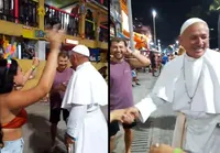 Recebeu alta? “Papa” surge no Carnaval de Salvador e diverte foliões