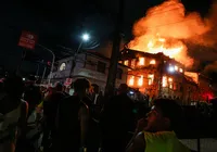 VÍDEO: Incêndio de grandes proporções atinge casarão no Carmo imagem