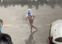 Vídeo: Lore Improta cai em desfile na Sapucaí e mostra machucados imagem