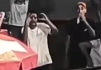 Vídeo: homens fazem sinal de facção e simulam arma no Carnaval imagem