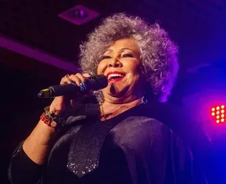 Alcione abandona palco após passar mal durante show em Recife