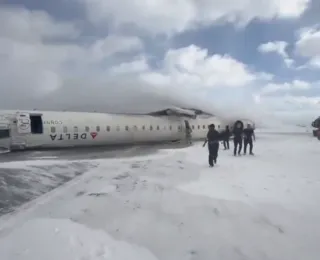 Avião capota durante o pouso e deixa pelo menos 8 feridos