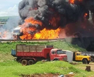 Caminhão-tanque explode e motorista pula de viaduto; assista vídeo