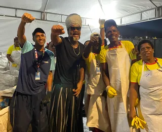 Carlinhos Brown faz surpresa e visita setor de reciclagem após show no Carnaval