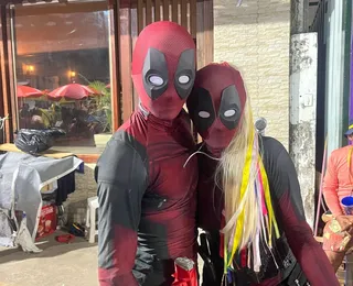 Do cinema para as ruas: dupla faz sucesso de 'Deadpool' no Carnaval