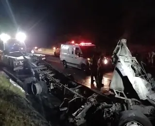 Duas pessoas morrem em acidente após colisão de carretas em rodovia na Bahia