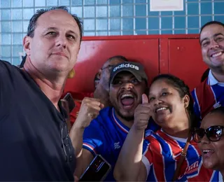 Elenco do Bahia recebe apoio da torcida em embarque para Montevidéu