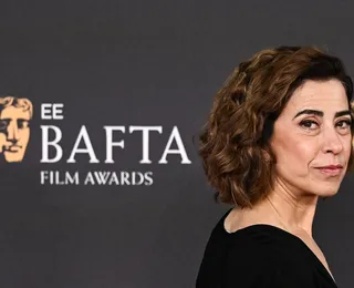 Fernanda Torres recebe beijo de Pamela Anderson no BAFTA; vídeo