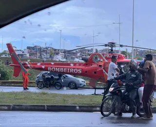 Helicóptero pousa no meio da rua para atender grave acidente em Salvador; assista