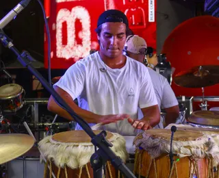 Marcelo Sangalo rouba cena como percussionista no trio de Ivete