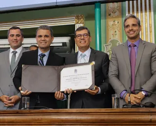 Márcio Sampaio recebe Medalha Thomé de Souza durante cerimônia concorrida