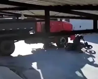 Motociclista morre atropelado após bater em caminhão na Bahia