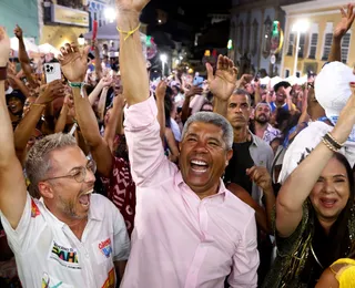 No Pelourinho, Jerônimo comemora vitória de Ainda Estou Aqui no Oscar