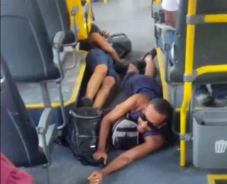 Passageiros se jogam no chão de ônibus para fugir de tiros em Salvador