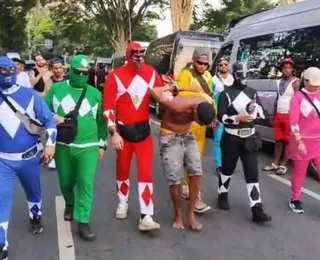 Policiais vestidos de Power Rangers prendem homem no Carnaval de SP