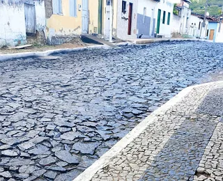 Asfalto em calçamento histórico gera protestos em Serra Preta