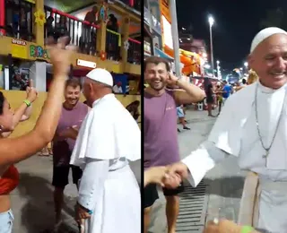 Recebeu alta? “Papa” surge no Carnaval de Salvador e diverte foliões