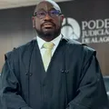 Acusado de agredir namorada, João Neto critica suspensão da OAB: "Racismo" imagem