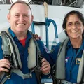 Após 9 meses, astronautas “presos” no espaço  estão a caminho da Terra imagem