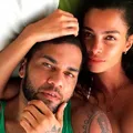 Após absolvição, esposa de Daniel Alves desabafa: "Obrigada, vida" imagem