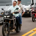 Após perfume e maquiagem, família Bolsonaro lança marca de capacete imagem