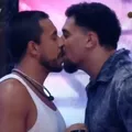 BBB 25: vídeo de beijão entre Vinícius e Maike viraliza nas redes imagem