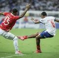 Bahia sai na frente, mas cede empate ao Inter na Libertadores imagem