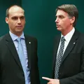 Bolsonaro tentou, mas não convenceu Eduardo a voltar para o Brasil imagem