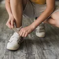 Os brasileiros estão tirando os sapatos em casa - e o motivo choca imagem