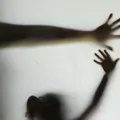 Menina de 12 anos descobre gravidez após ser estuprada por tio na Bahia imagem